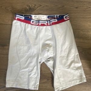 Men’s grip 9 inch compression shorts